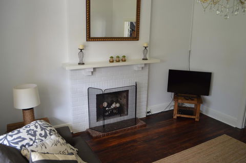 Two Cow Cottage Bed & Breakfast - Sunshine Coast Guide 11