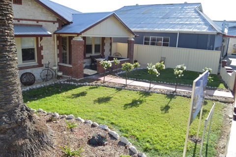 Two Cow Cottage Bed & Breakfast - Sunshine Coast Guide 18