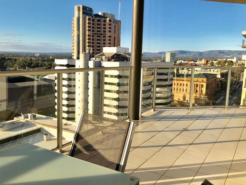 Adelaide DressCircle Apartments - North Terrace - Sunshine Coast Guide 4