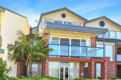 Franklin Beachfront Apartments - Sunshine Coast Guide 2