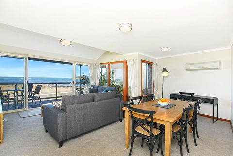 Franklin Beachfront Apartments - Sunshine Coast Guide 5