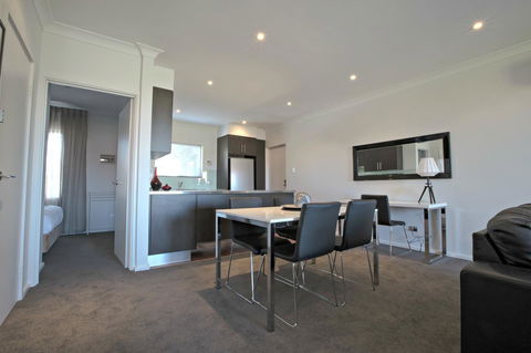 Adelaide DressCircle Apartments - Archer Street - Sunshine Coast Guide 8