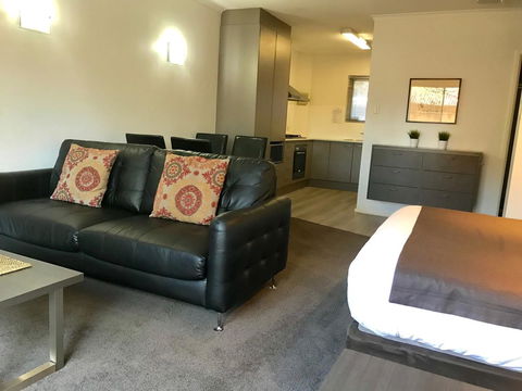 Adelaide DressCircle Apartments - Archer Street - Sunshine Coast Guide 2