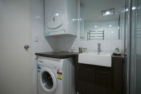 Adelaide DressCircle Apartments - Archer Street - Sunshine Coast Guide 16