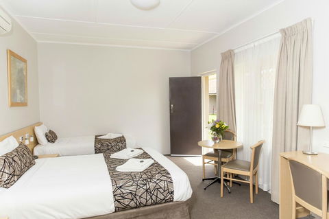 Bathurst Motor Inn - Sunshine Coast Guide 24