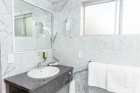 Bathurst Motor Inn - Sunshine Coast Guide 20