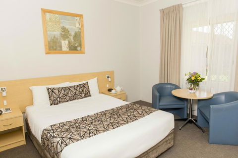 Bathurst Motor Inn - Sunshine Coast Guide 3