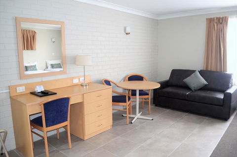 Bathurst Motor Inn - Sunshine Coast Guide 9