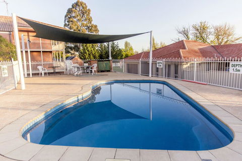 Bathurst Motor Inn - Sunshine Coast Guide 5