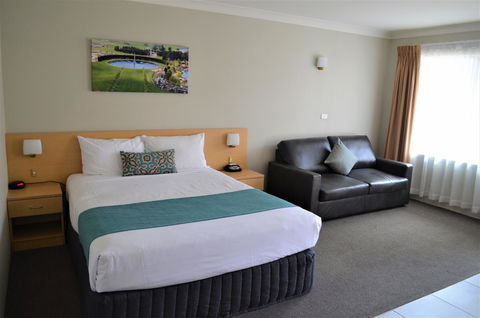 Bathurst Motor Inn - Sunshine Coast Guide 2
