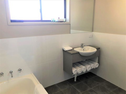 Bathurst Motor Inn - Sunshine Coast Guide 15