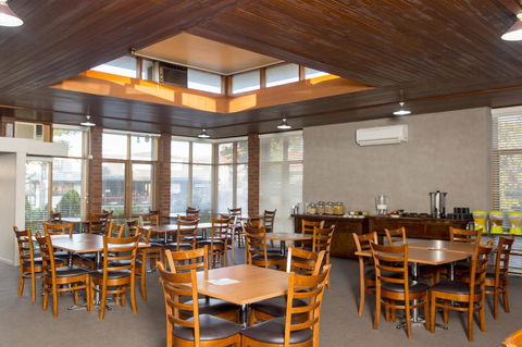 Bathurst Motor Inn - Sunshine Coast Guide 27