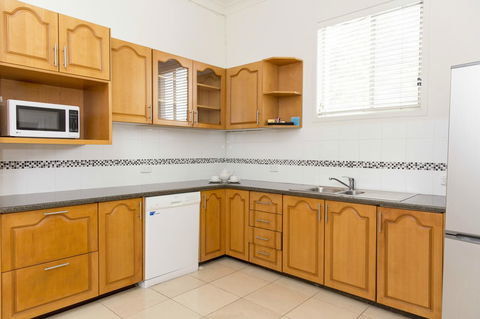 Bathurst Motor Inn - Sunshine Coast Guide 32