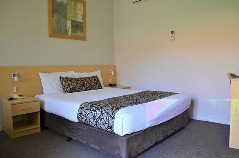 Bathurst Motor Inn - Sunshine Coast Guide 25