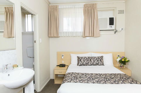 Bathurst Motor Inn - Sunshine Coast Guide 23