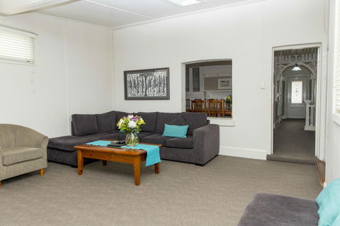 Bathurst Motor Inn - Sunshine Coast Guide 31