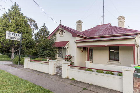 Bathurst Motor Inn - Sunshine Coast Guide 30