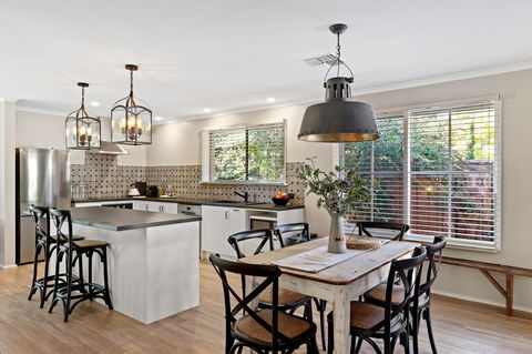 Adelaide Hills Retreats - Sunshine Coast Guide 2