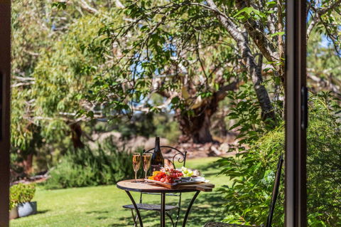 Adelaide Hills Retreats - Sunshine Coast Guide 12