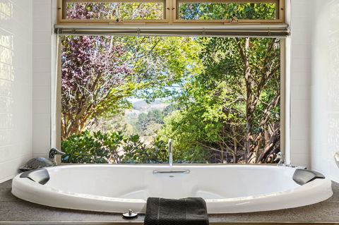 Adelaide Hills Retreats - Sunshine Coast Guide 13