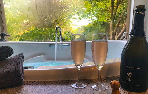 Adelaide Hills Retreats - Sunshine Coast Guide 0