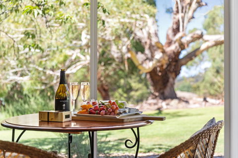 Adelaide Hills Retreats - Sunshine Coast Guide 3