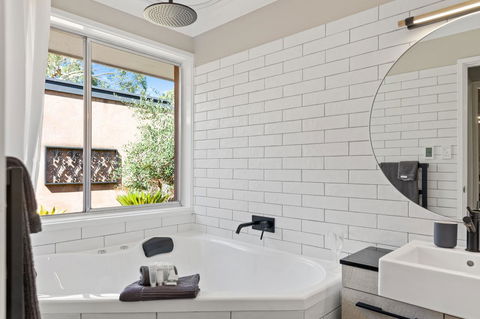 Adelaide Hills Retreats - Sunshine Coast Guide 17