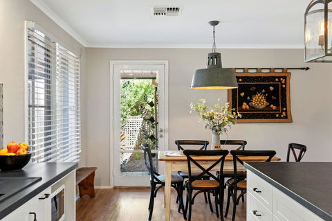 Adelaide Hills Retreats - Sunshine Coast Guide 8