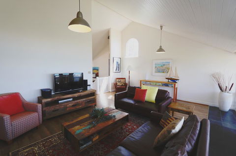 Caledonian Inn - Sunshine Coast Guide 7