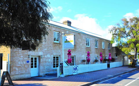 Caledonian Inn - Sunshine Coast Guide 1