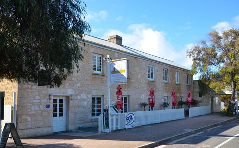 Caledonian Inn - Sunshine Coast Guide 28