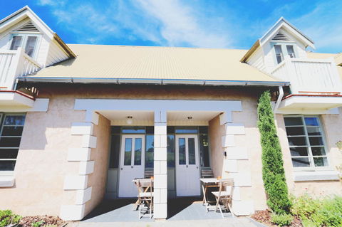 Caledonian Inn - Sunshine Coast Guide 10