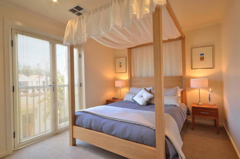 Adelaide Luxury Beach House - Sunshine Coast Guide 35