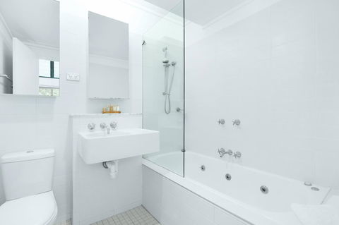 One Mile Retreat - Sunshine Coast Guide 10