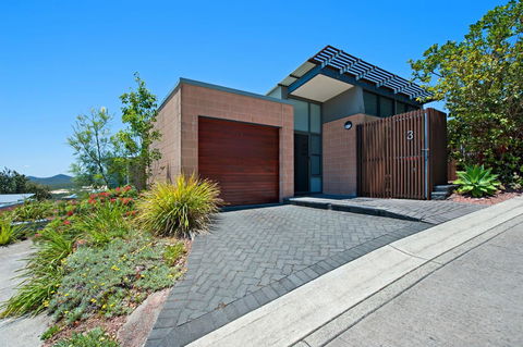 One Mile Retreat - Sunshine Coast Guide 14