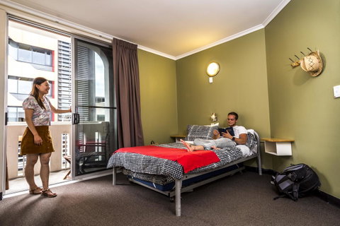YHA Adelaide Central - Sunshine Coast Guide 32