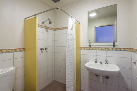 YHA Adelaide Central - Sunshine Coast Guide 40