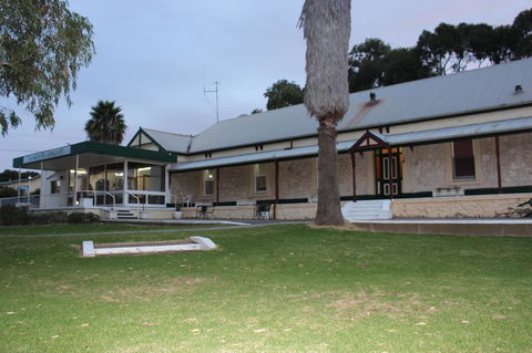 Island Motel Kingscote - Sunshine Coast Guide 1