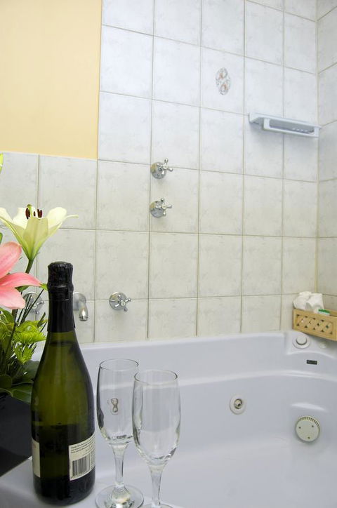 Victoria Hotel Strathalbyn - Sunshine Coast Guide 1