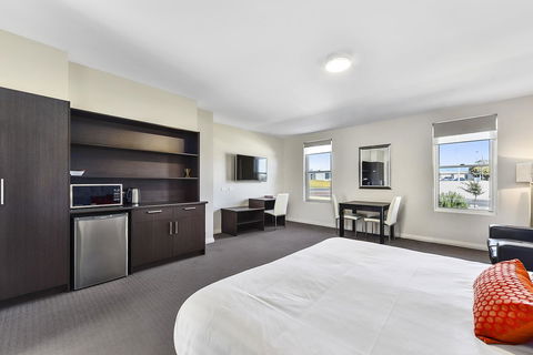 Robe Marina Accommodation - Sunshine Coast Guide 13