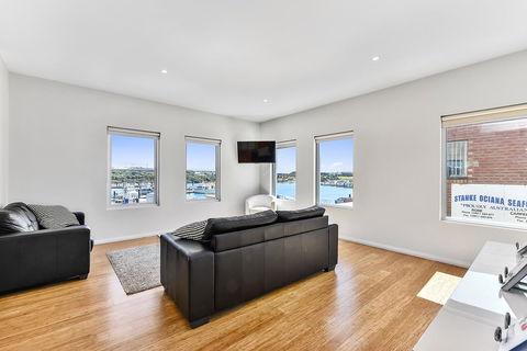 Robe Marina Accommodation - Sunshine Coast Guide 23
