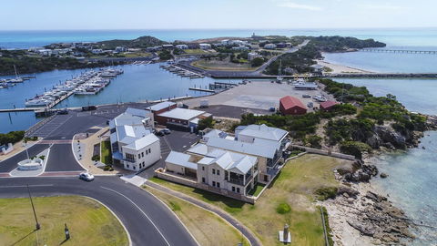 Robe Marina Accommodation - Sunshine Coast Guide 0