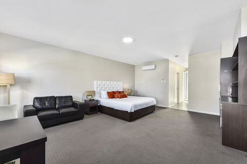 Robe Marina Accommodation - Sunshine Coast Guide 12