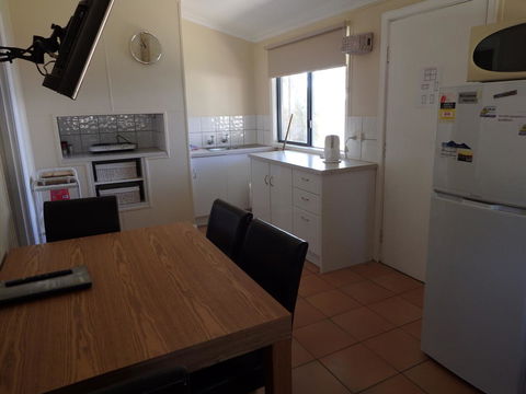 Lazy Lobster Holiday Units & Chalets - Sunshine Coast Guide 6
