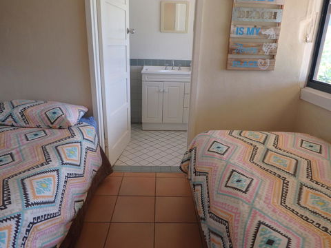 Lazy Lobster Holiday Units & Chalets - Sunshine Coast Guide 2