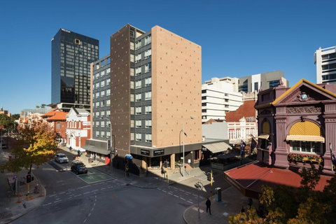 Pensione Hotel Perth - Sunshine Coast Guide 21