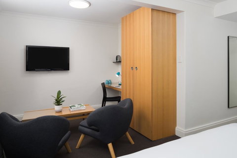 Pensione Hotel Perth - Sunshine Coast Guide 1