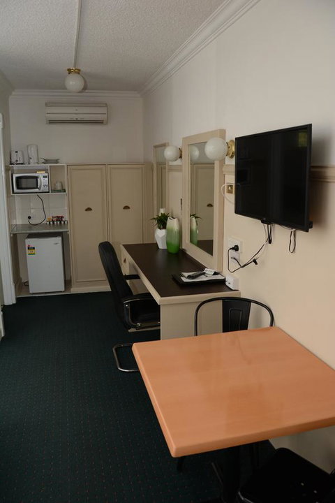 Ben Chifley Motor Inn - Sunshine Coast Guide 17