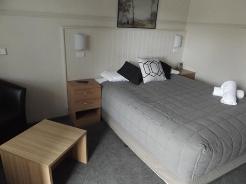Ben Chifley Motor Inn - Sunshine Coast Guide 9