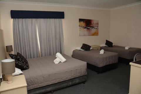 Ben Chifley Motor Inn - Sunshine Coast Guide 16